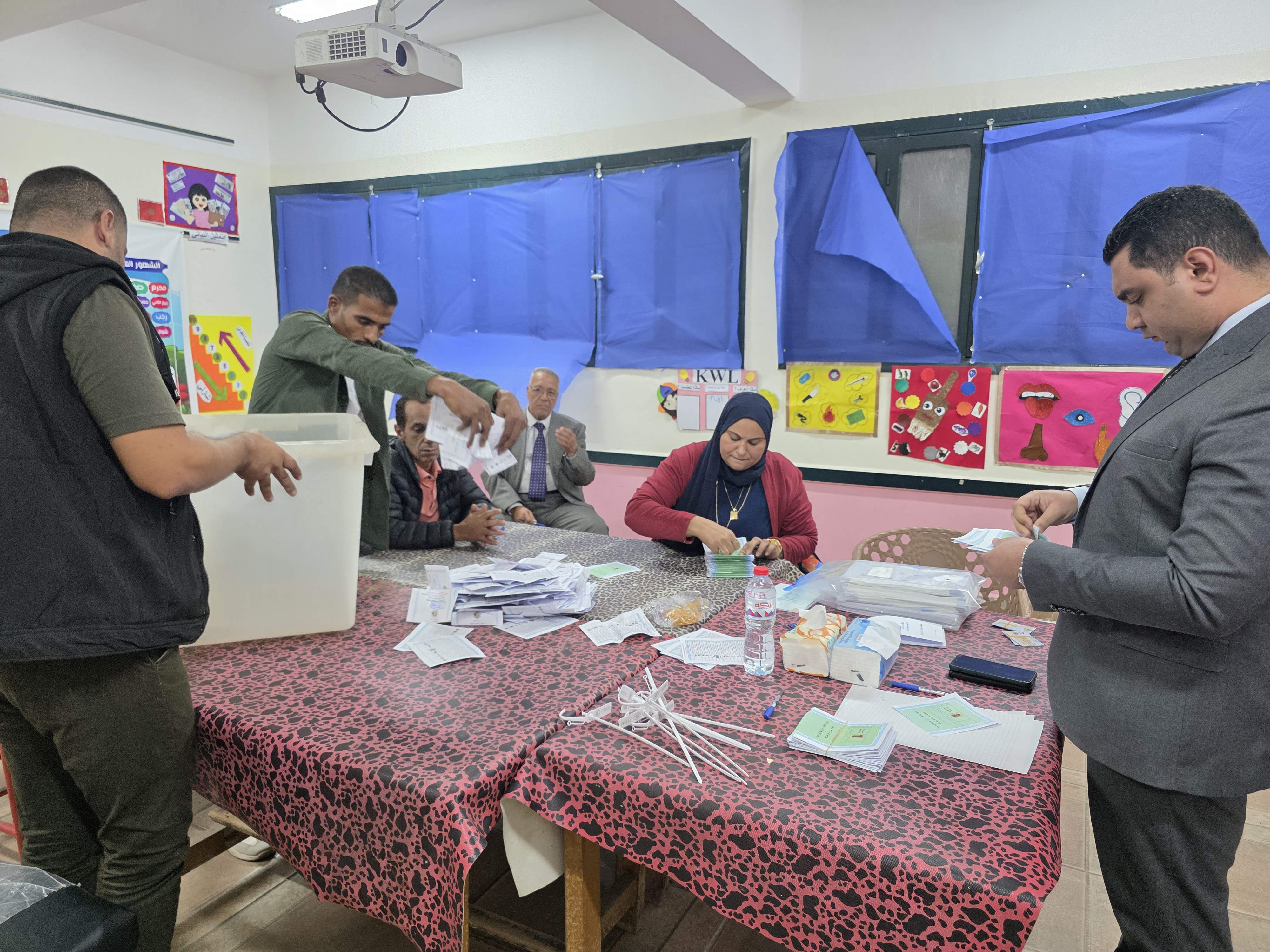 بدء فرز الأصوات فى لجنة مدرسة الشهيد جواد حسني الابتدائية (2)