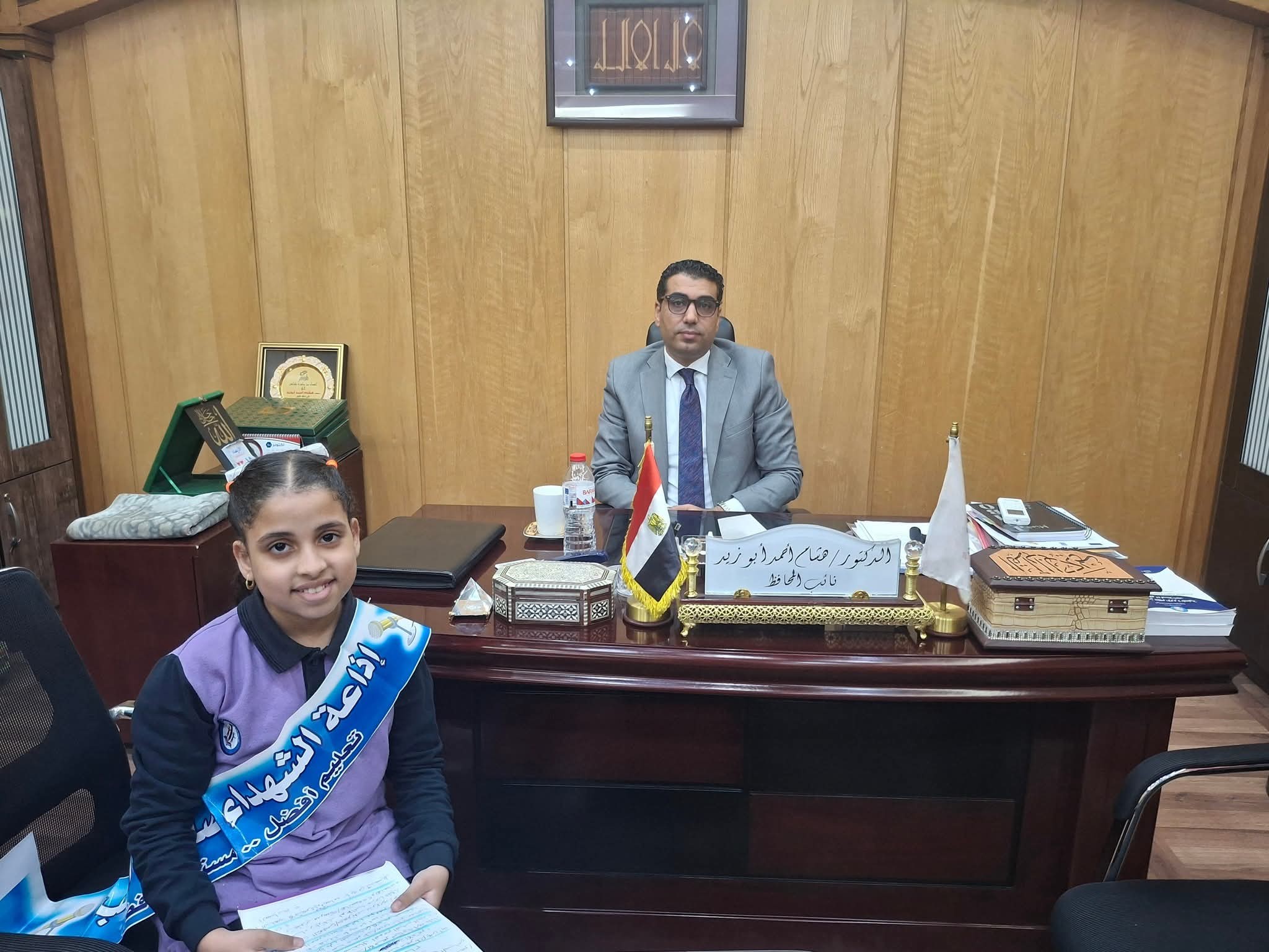 نائب محافظ الأقصر يلبي طلب تلميذة ويجري معها حوار صحفي نائب محافظ الأقصر يلبي طلب تلميذة ويجري معها حوار صحفي