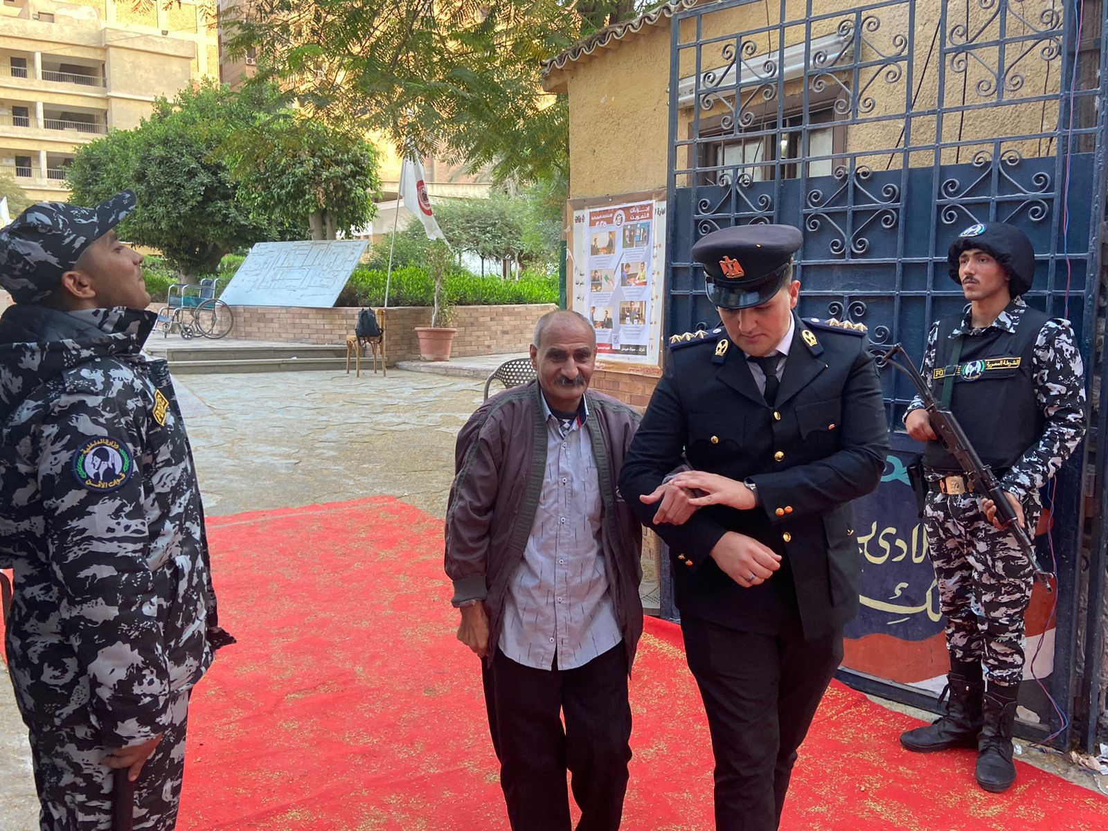 تزايد أعداد الناخبين أمام لجان الزيتون للتصويت بانتخابات النواب (4)