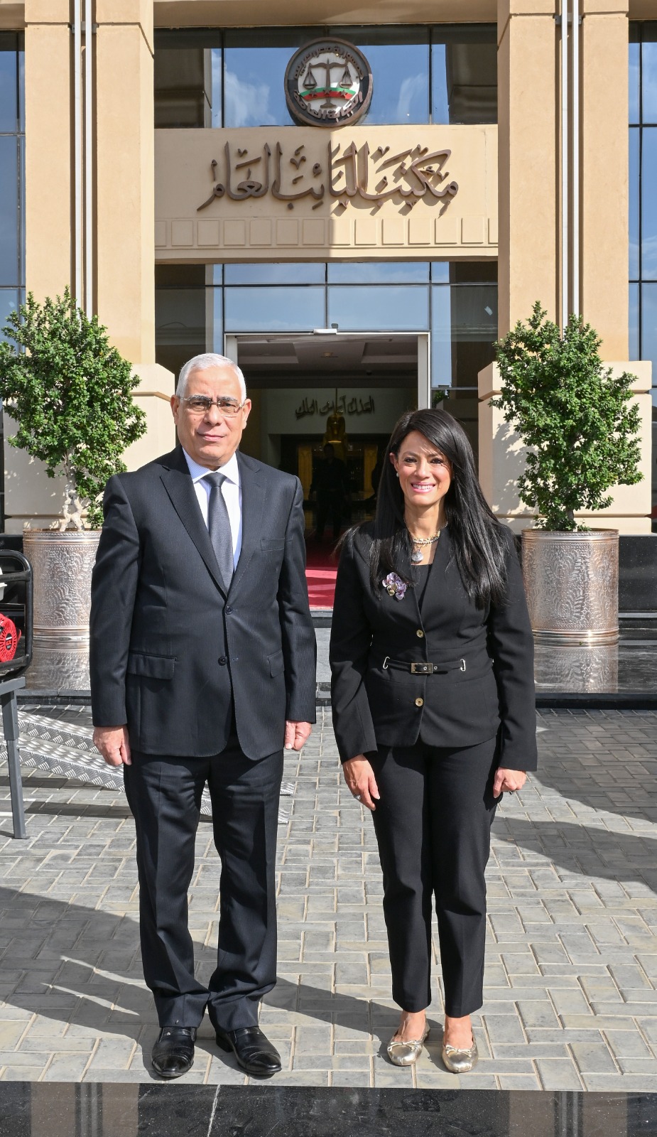 النيابةُ العامةُ تستقبل وزيرة التخطيط لتسليم مركباتٍ ذكية لتقديم خدماتها الرقمية للمواطنين (5)