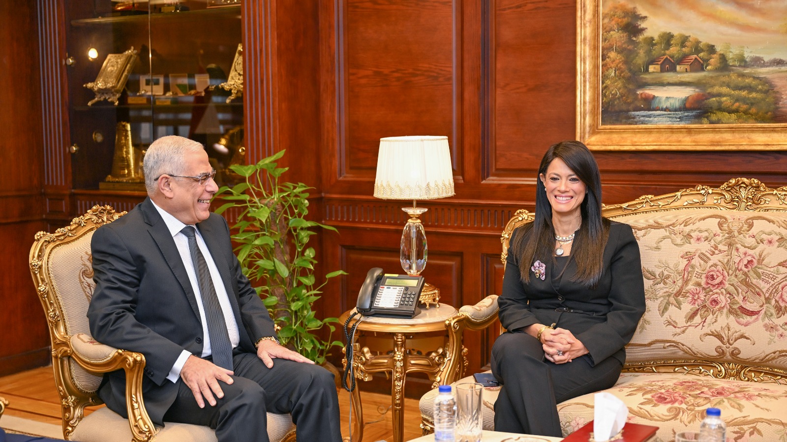 النيابةُ العامةُ تستقبل وزيرة التخطيط لتسليم مركباتٍ ذكية لتقديم خدماتها الرقمية للمواطنين (2)