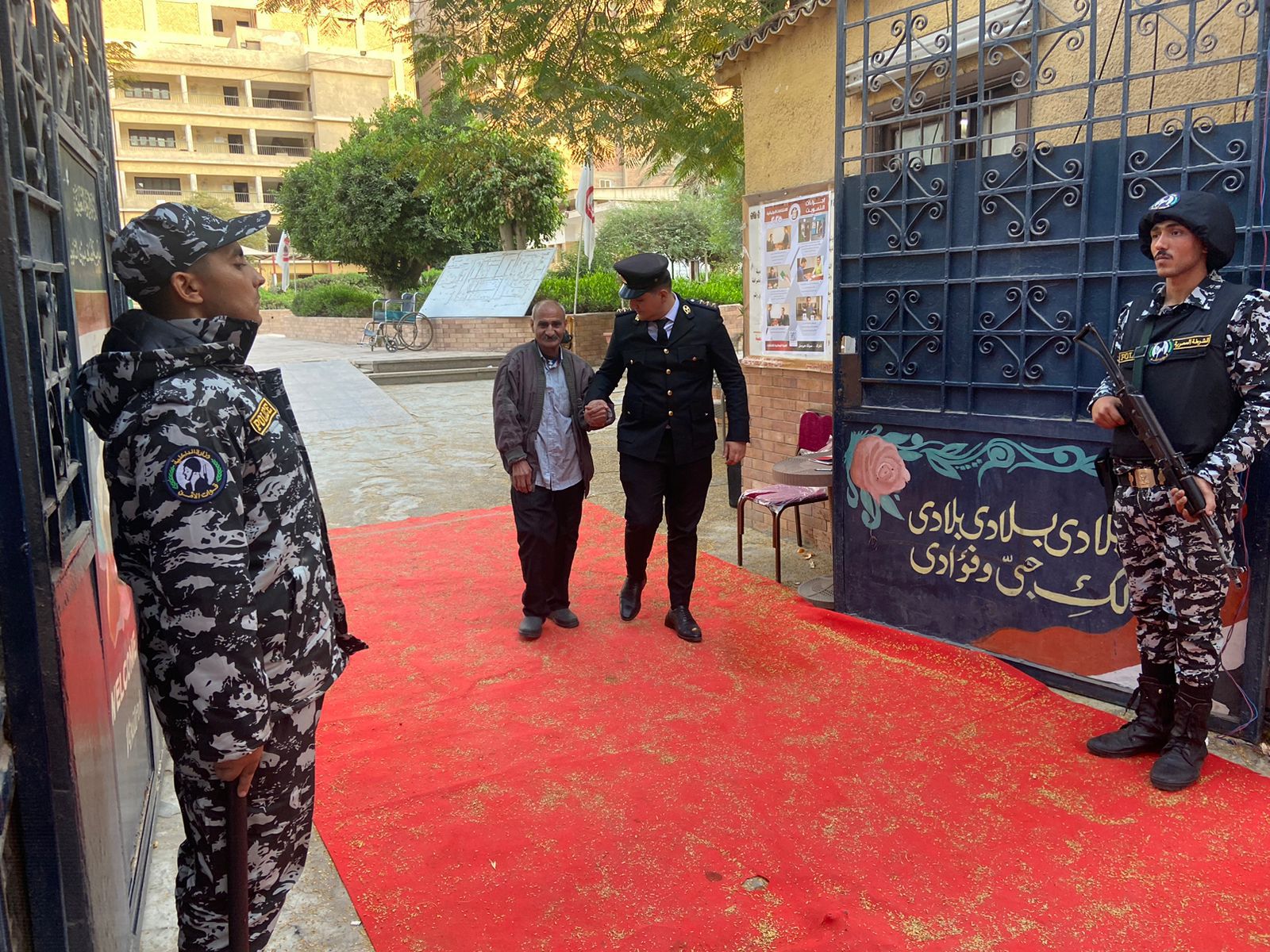 تزايد أعداد الناخبين أمام لجان الزيتون للتصويت بانتخابات النواب (5)