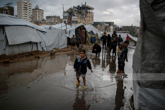 الاطفال وسط مياه الأمطار