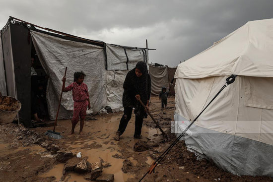 سيدة تقوم بسحب المياه