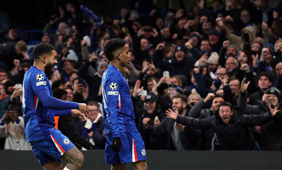 إستيفاو يحتفل بالهدف إستيفاو يحتفل بالهدف