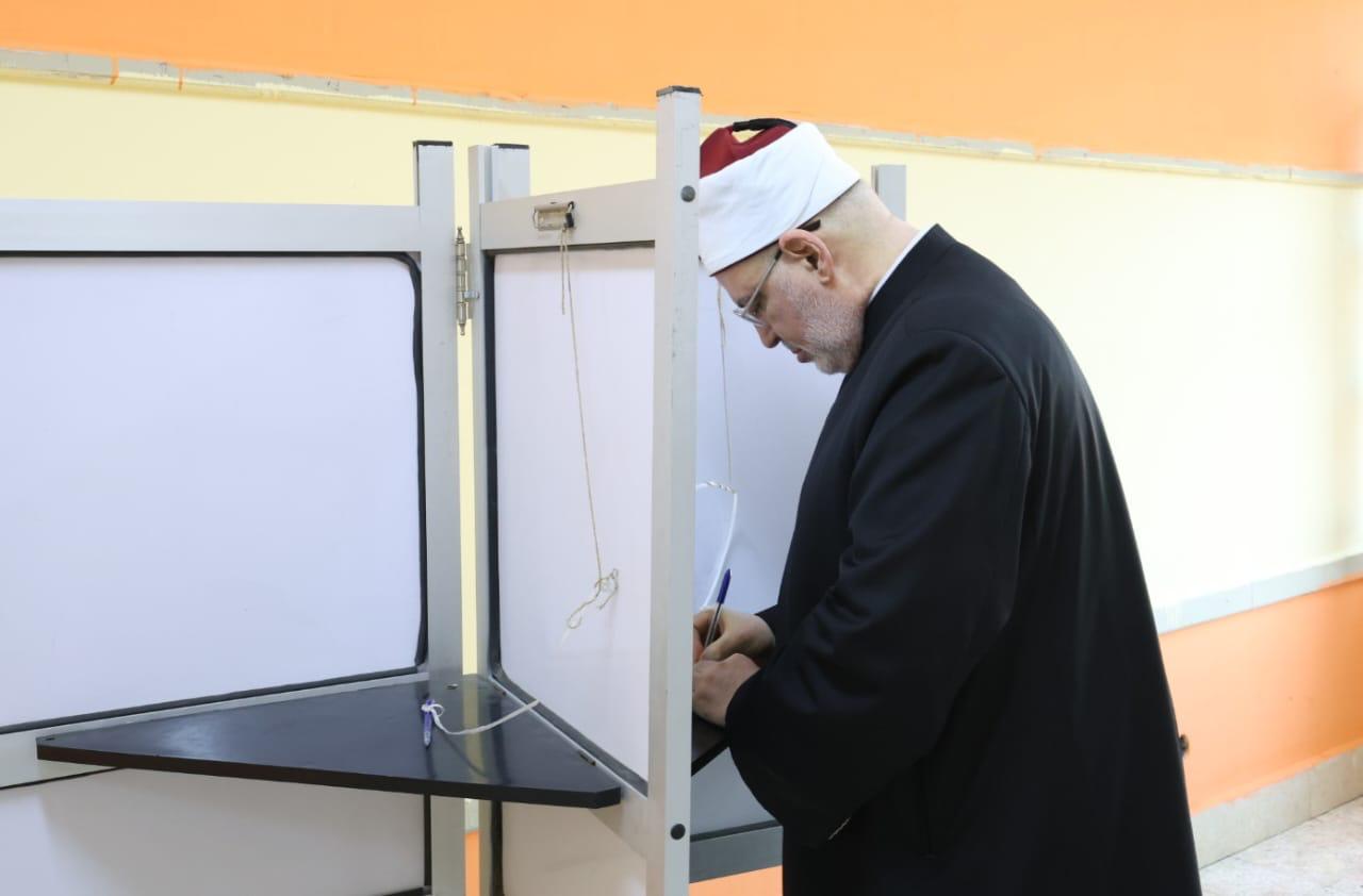 وكيل الأزهر يدلي بصوته في انتخابات النواب