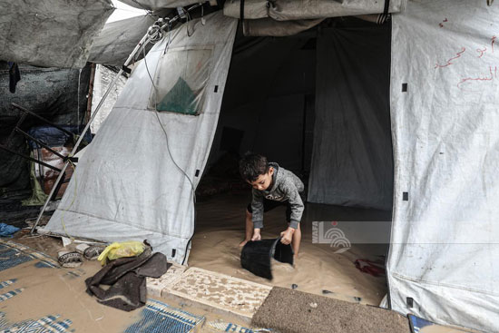 سحب مياه الأمطار من داخل الخيام