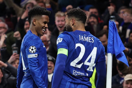 احتفال لاعبى تشيلسى بالهدف فى شباك برشلونة img