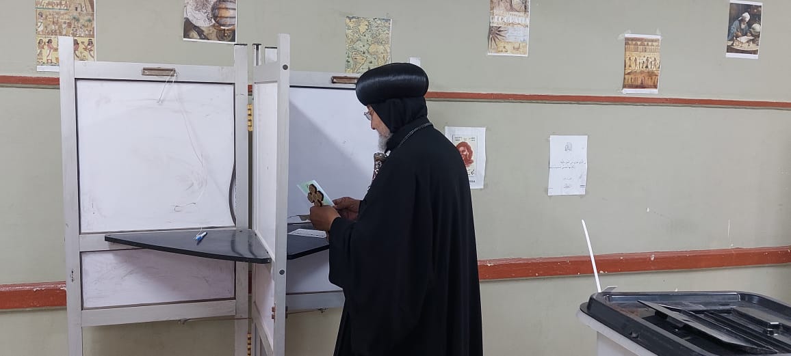 الأنبا مرقس مطران شبرا الخيمة يدلي بصوته في انتخابات مجلس النواب (10)