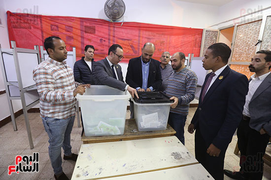 غلق اللجان وبدء الفرز