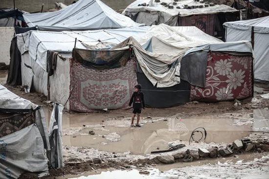 الأمطار والسيول تغرق الخيام فى قطاع غزة