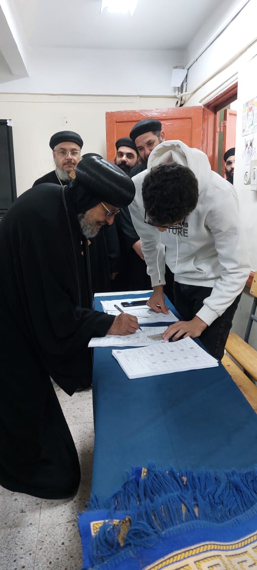 الأنبا مرقس مطران شبرا الخيمة يدلي بصوته في انتخابات مجلس النواب (2)