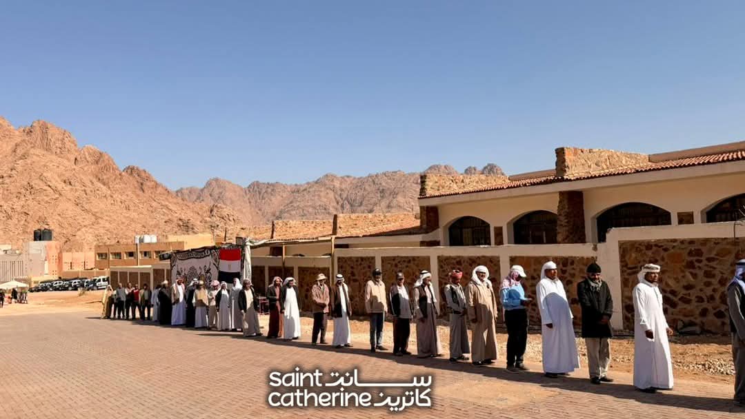 توافد المواطنين على لجان الاقتراع بسانت كاترين