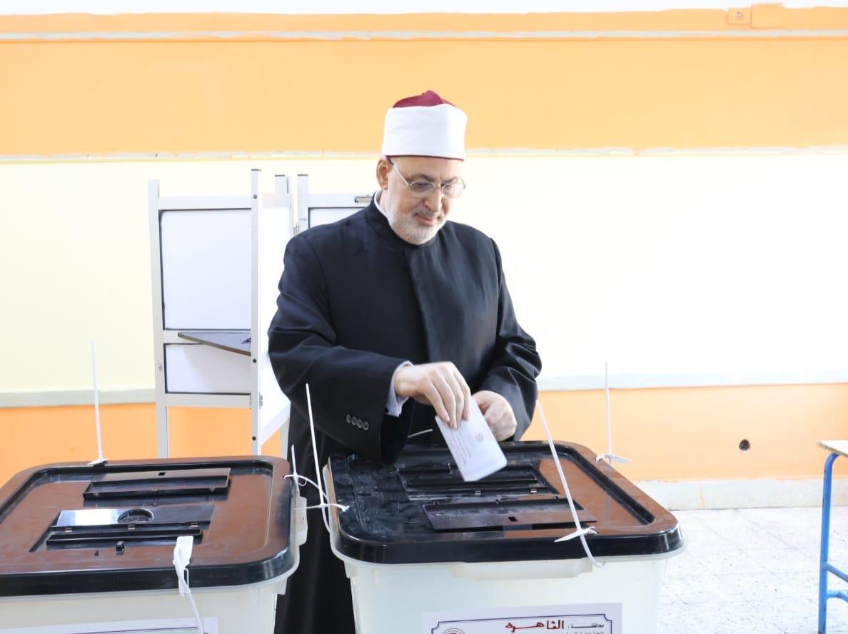 وكيل الأزهر يدلى بصوته فى انتخابات مجلس النواب لعام 2025 بمدينة الشروق