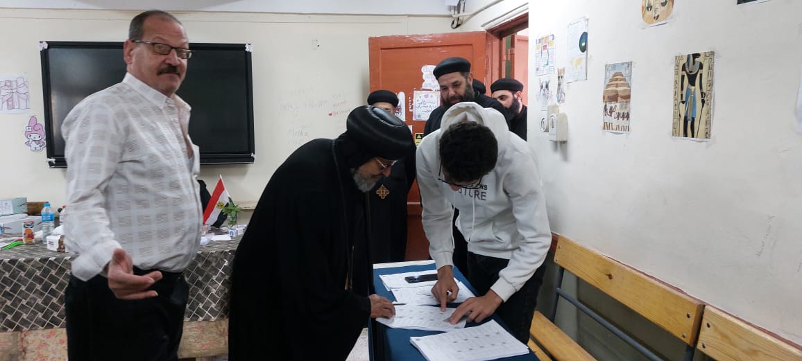 الأنبا مرقس مطران شبرا الخيمة يدلي بصوته في انتخابات مجلس النواب (16)