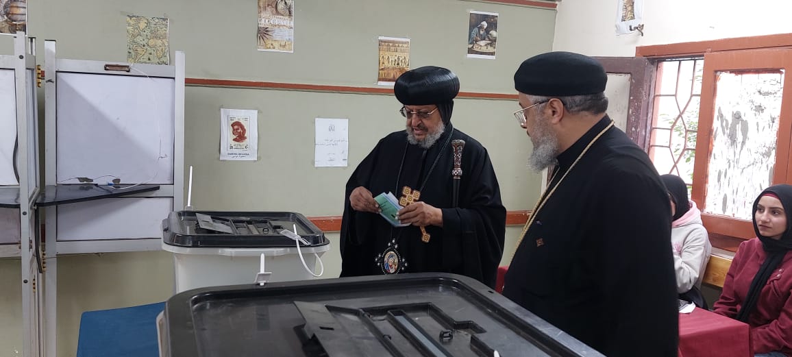 الأنبا مرقس مطران شبرا الخيمة يدلي بصوته في انتخابات مجلس النواب (13)