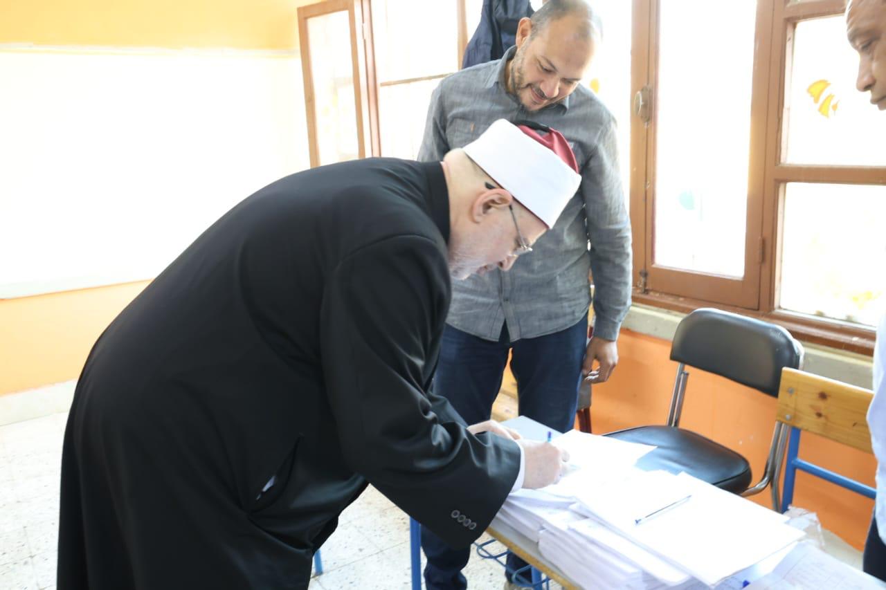 وكيل الأزهر يدلي بصوته بانتخابات النواب