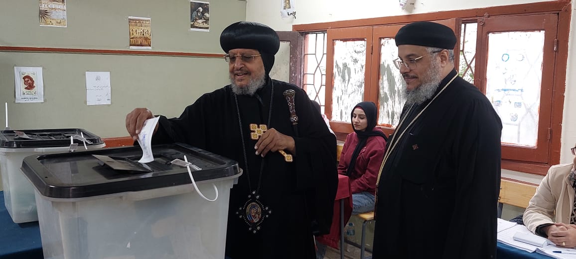 الأنبا مرقس مطران شبرا الخيمة يدلي بصوته في انتخابات مجلس النواب (1)