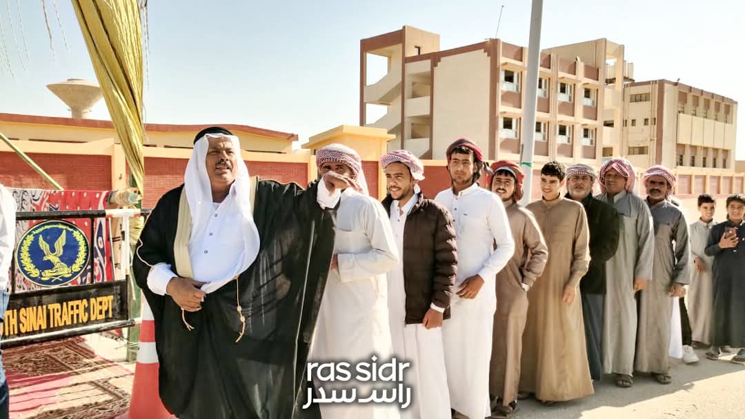 توافد المواطنين على لجان الاقتراع براس سدر