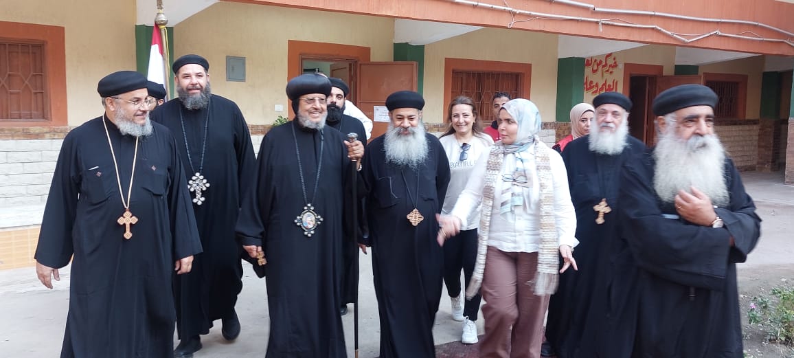 الأنبا مرقس مطران شبرا الخيمة يدلي بصوته في انتخابات مجلس النواب (7)