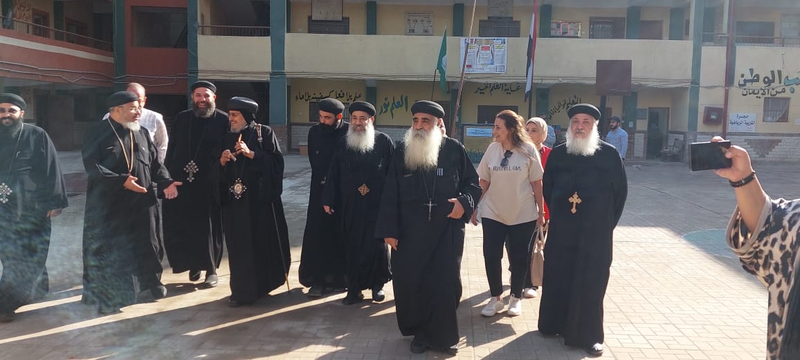 الأنبا مرقس مطران شبرا الخيمة يدلي بصوته في انتخابات مجلس النواب (6)