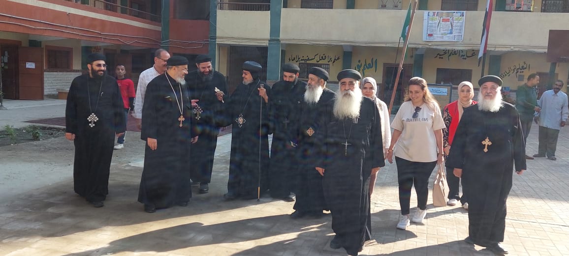 الأنبا مرقس مطران شبرا الخيمة يدلي بصوته في انتخابات مجلس النواب (9)