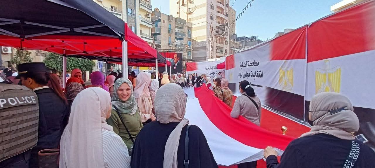 بعلم مصر ..حشود نسائية أمام لجنة الشهيد أحمد وحيد بالزقازيق 