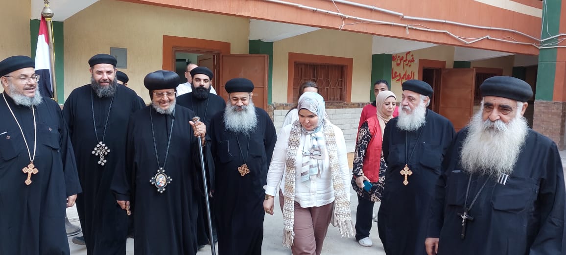 الأنبا مرقس مطران شبرا الخيمة يدلي بصوته في انتخابات مجلس النواب (4)