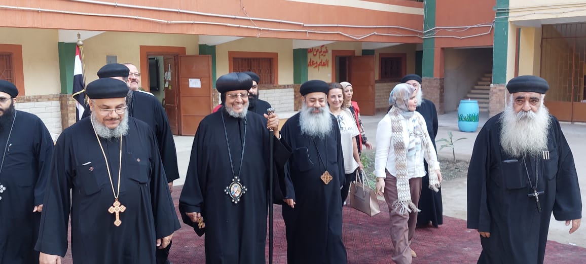 الأنبا مرقس مطران شبرا الخيمة يدلي بصوته في انتخابات مجلس النواب (14)