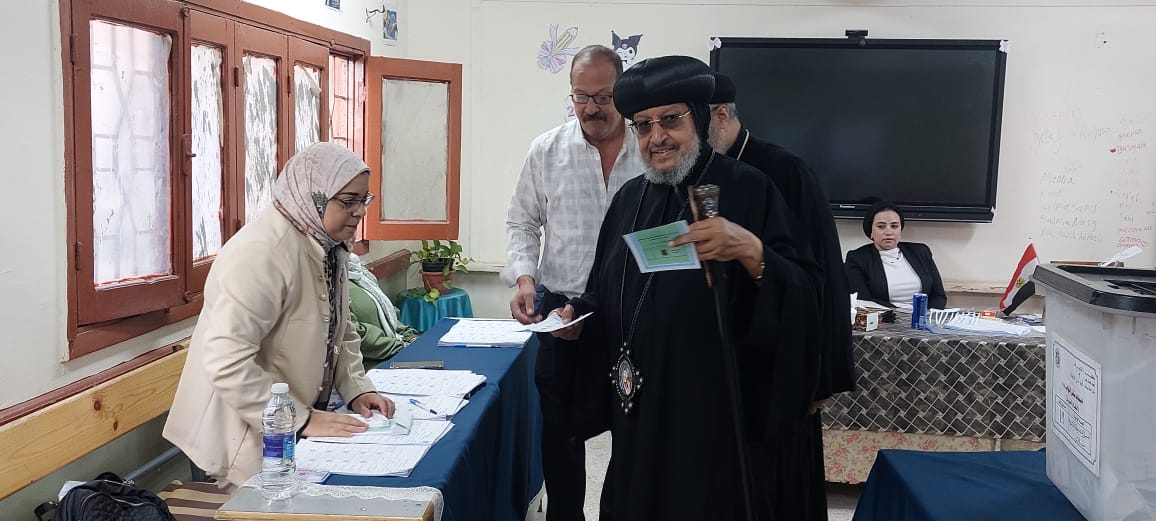 الأنبا مرقس مطران شبرا الخيمة يدلي بصوته في انتخابات مجلس النواب (5)