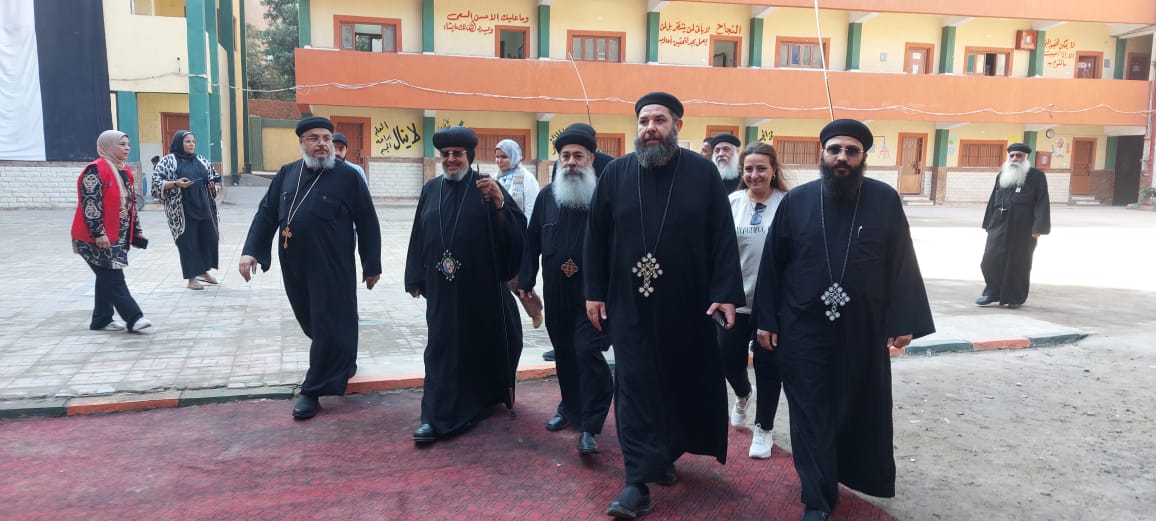 الأنبا مرقس مطران شبرا الخيمة يدلي بصوته في انتخابات مجلس النواب (12)