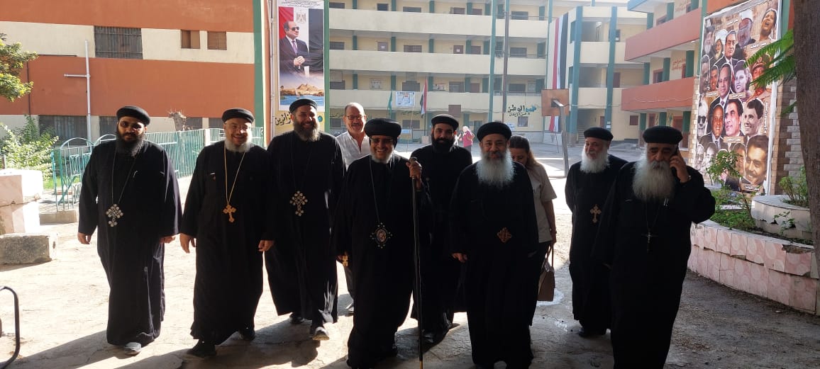 الأنبا مرقس مطران شبرا الخيمة يدلي بصوته في انتخابات مجلس النواب (3)