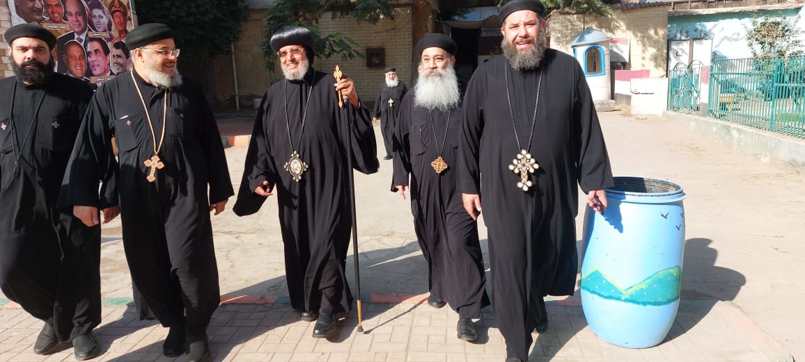 الأنبا مرقس مطران شبرا الخيمة يدلي بصوته في انتخابات مجلس النواب (11)