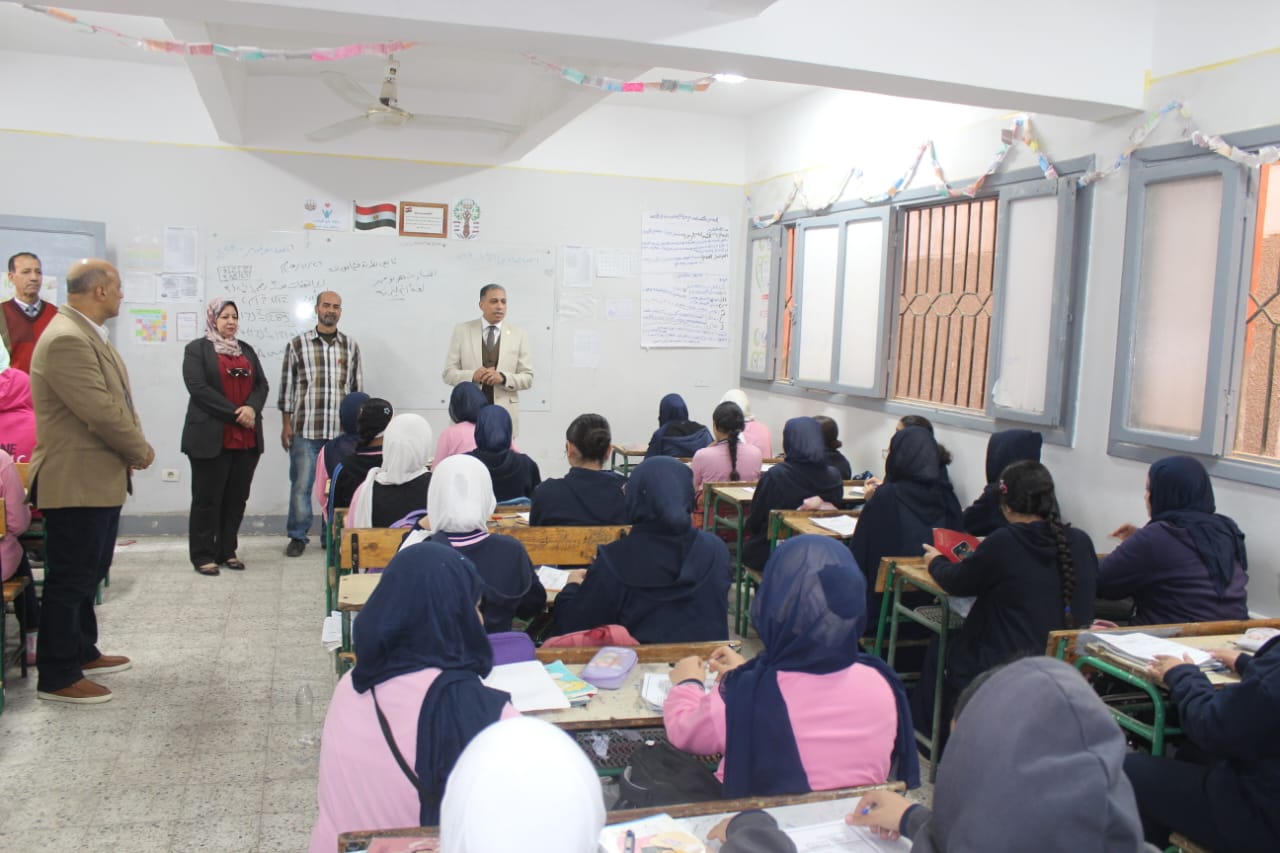 وكيل وزارة التعليم بالجيزة يتفقد مدارس إدارة الوراق