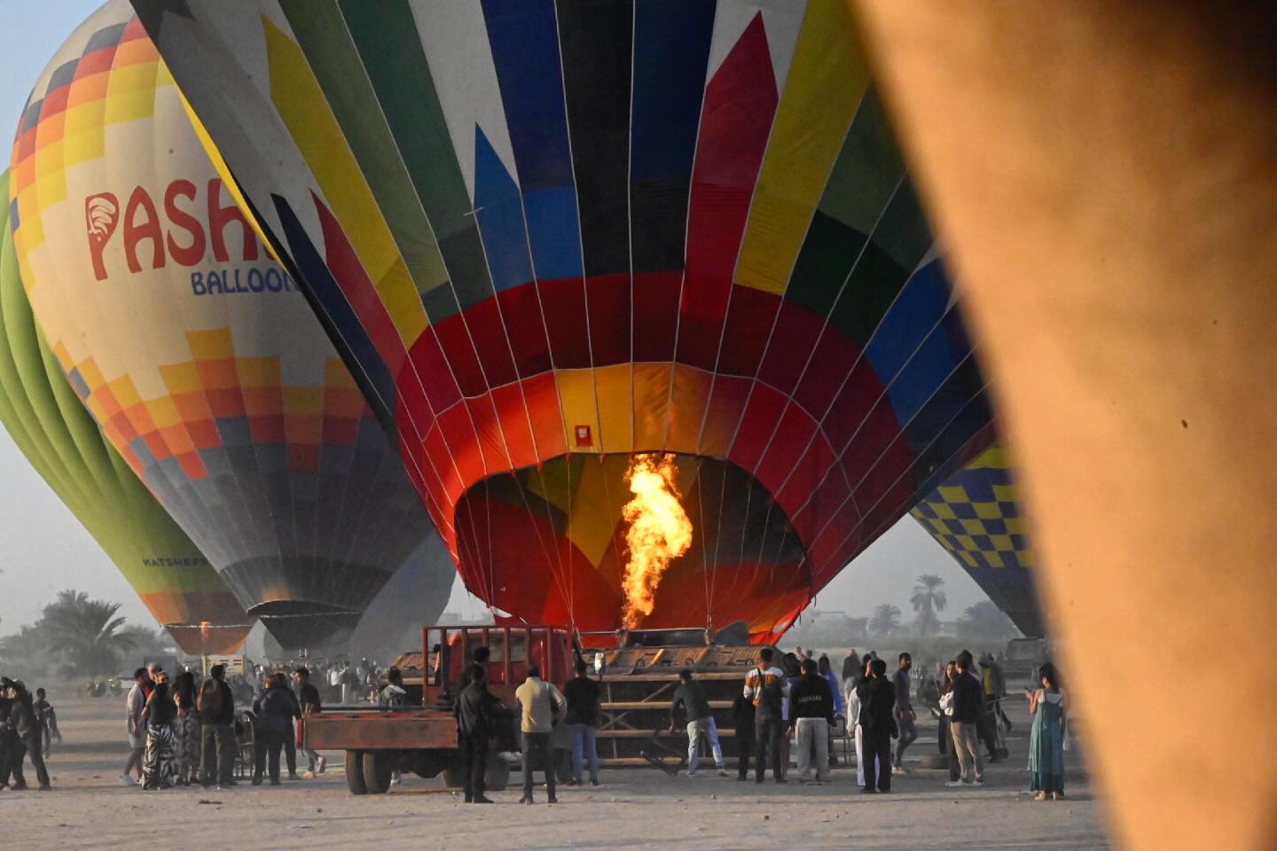سماء الأقصر تشهد عودة تحليق رحلات البالون بعد إلغاء أمس لسوء الطقس