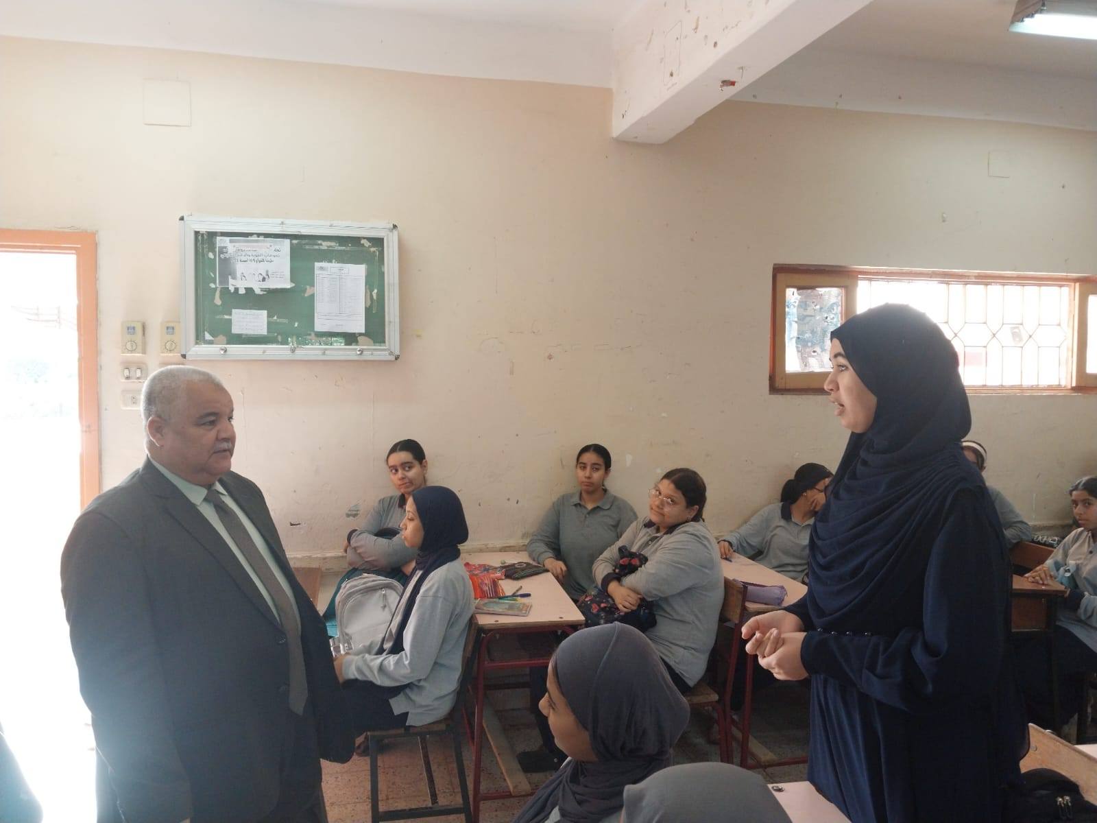 وكيل تعليم الأقصر يتابع سير العملية التعليمية بعدد من المدارس الثانوية