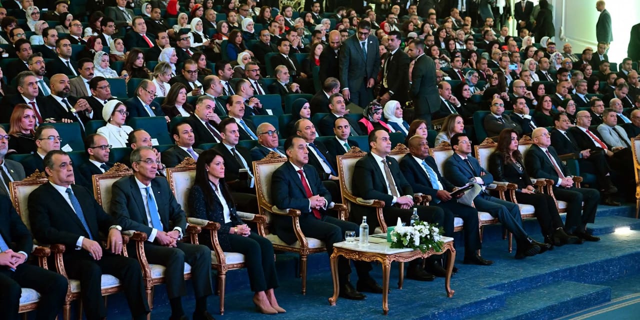 رئيس الحكومة والوزراء خلال المؤتمر