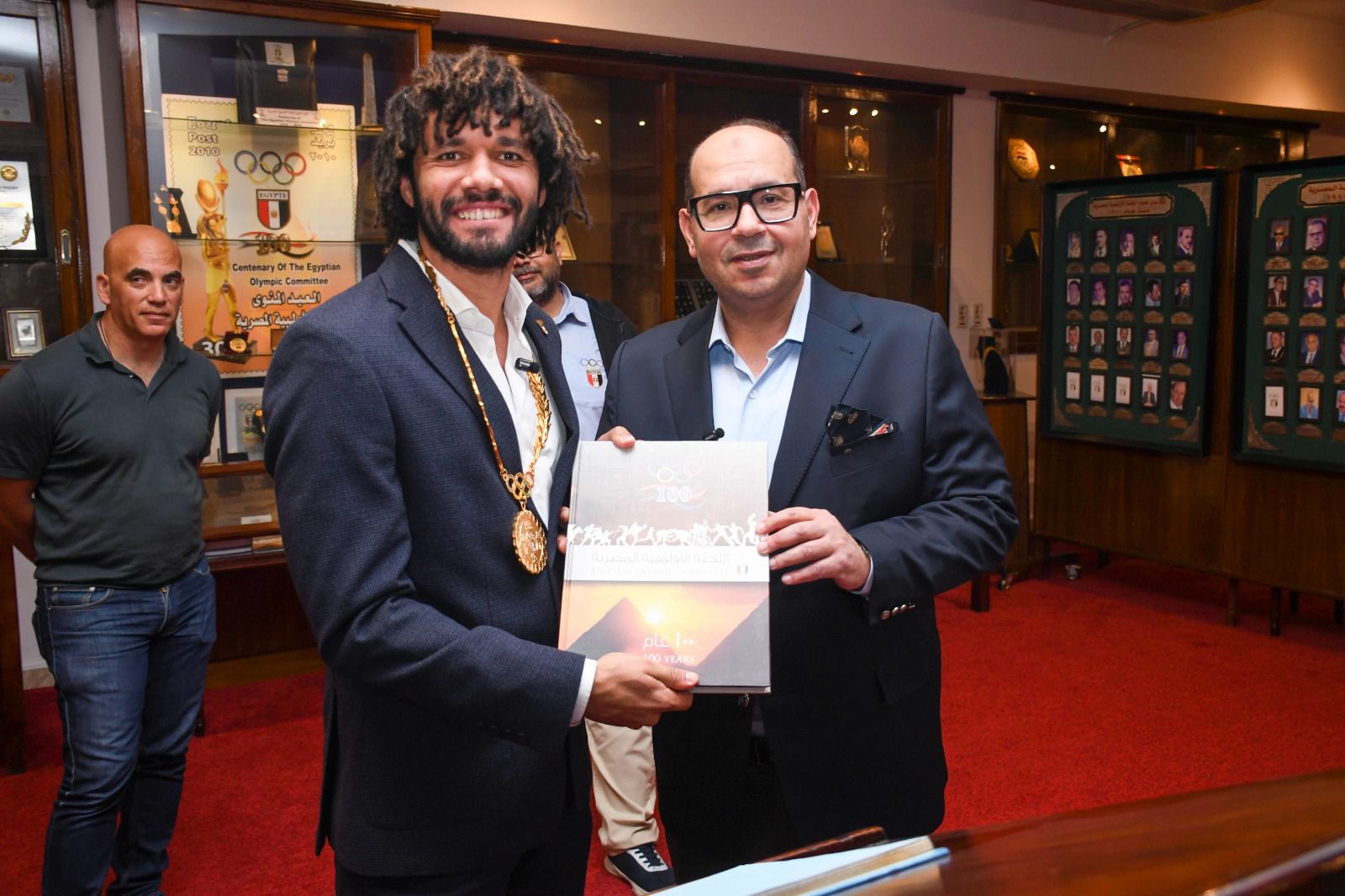 ابتسامة النني في زيارته للجنة الأوليمبية