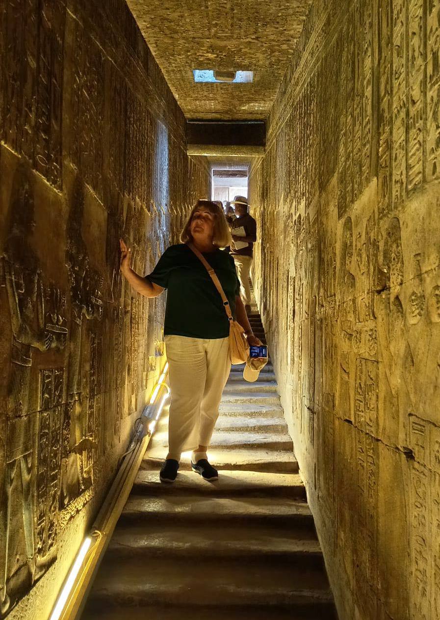 جانب من استمتاع السائحين فى مقابر ملوك الأقصر