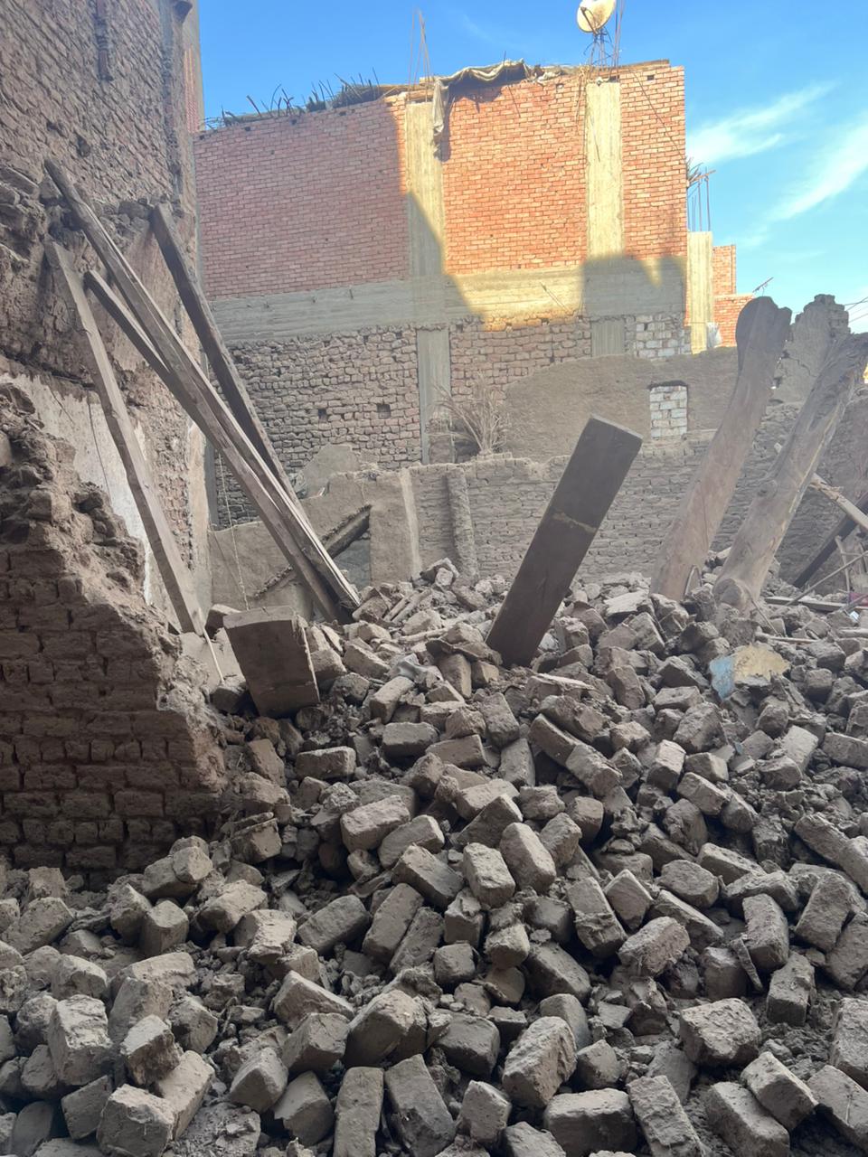 انهيار منزل بقنا