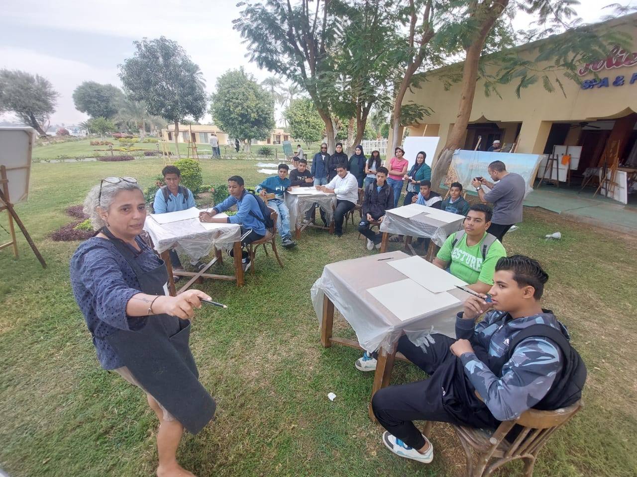 تعليم الطلبة من الأقصر الرسوم الإبداعية فى الملتقى