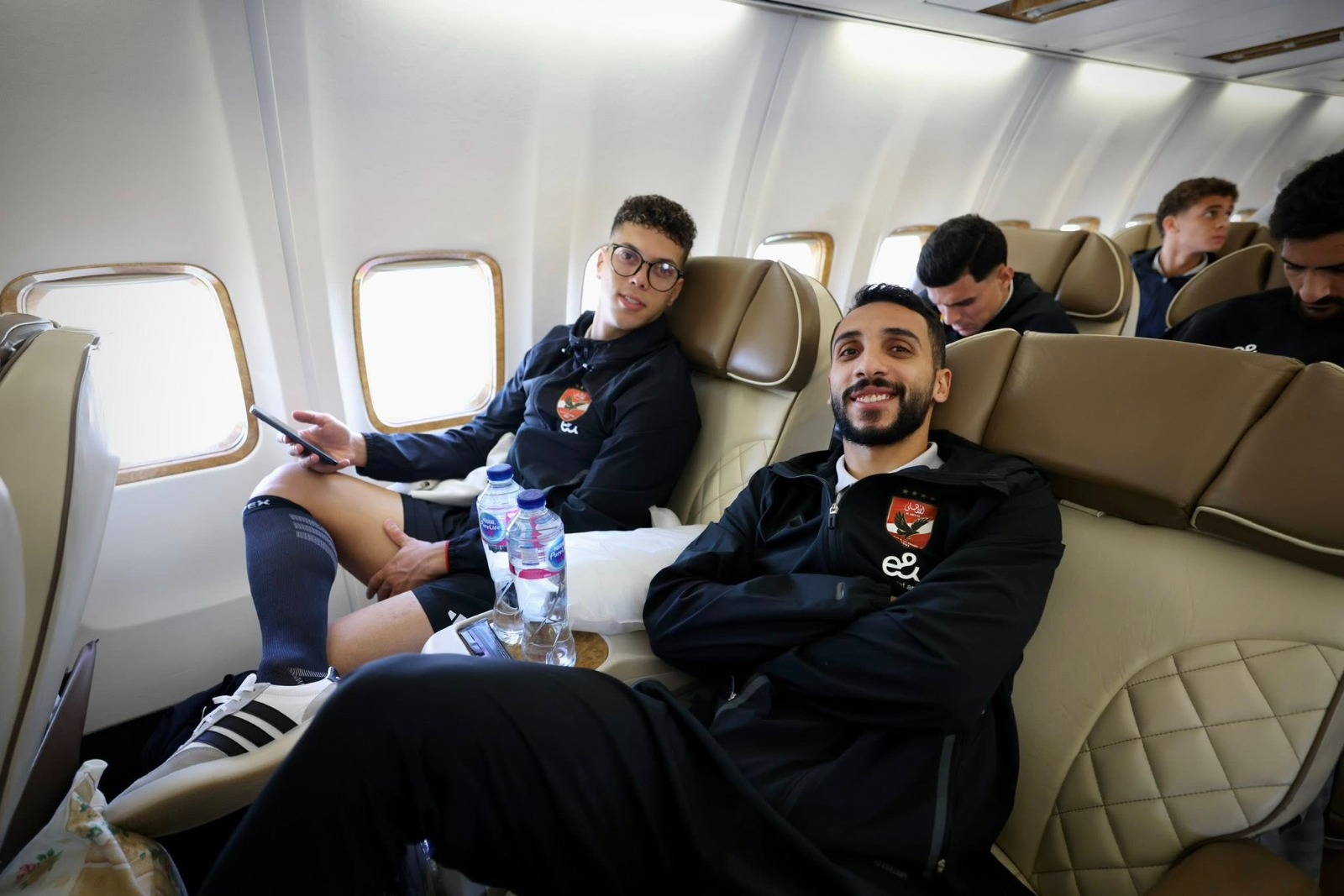 إمام عاشور يرتدي نظارة مع كريم فؤاد