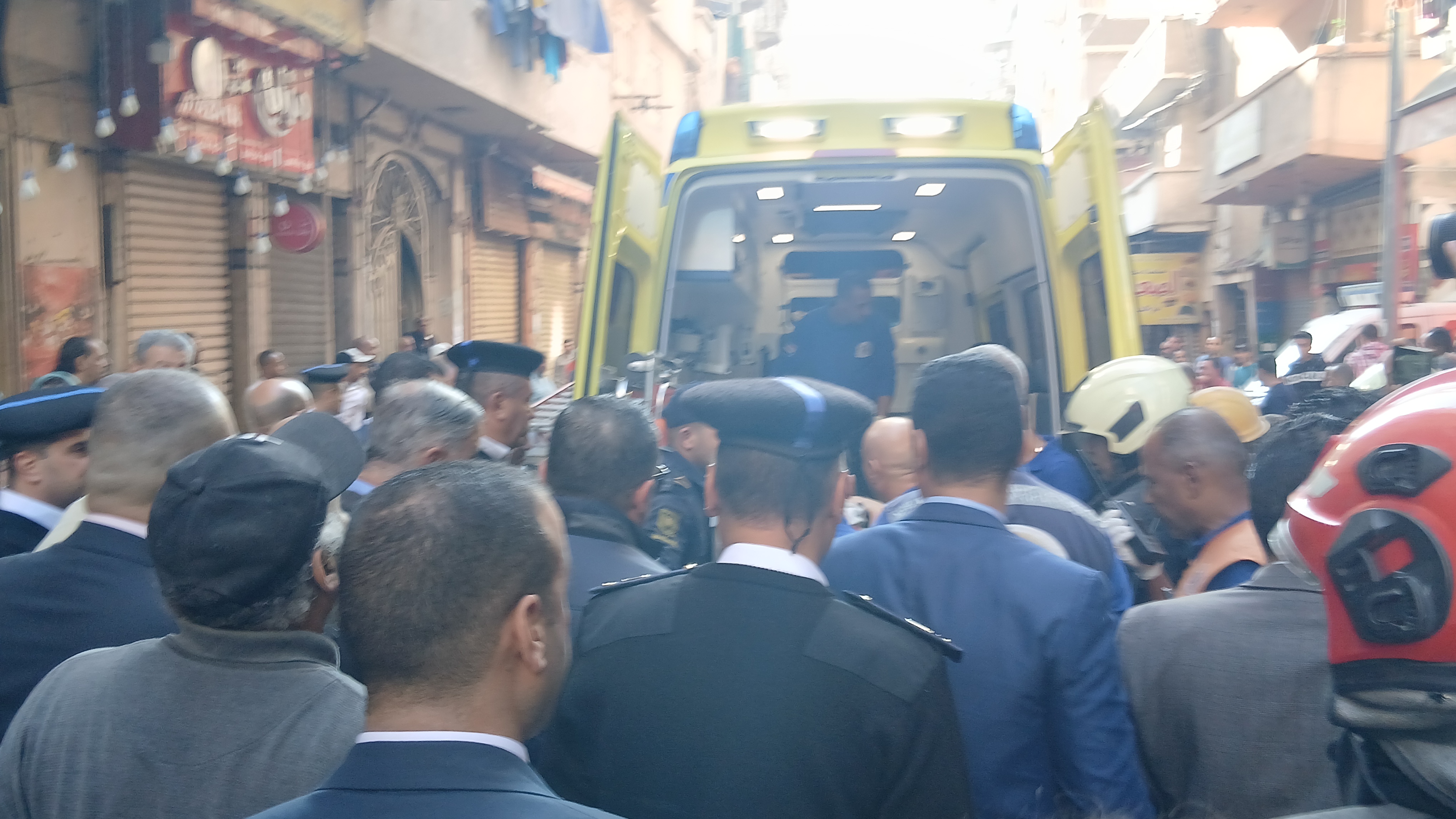 محافظ الإسكندرية ومدير الأمن في انهيار عقار كرموز