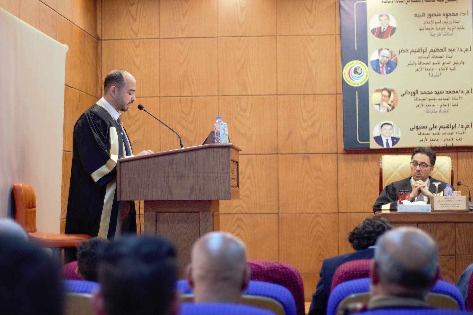 الباحث عبد الفتاح الحبشي عبد الفتاح أبو ريشة خلال المناقشة الباحث عبد الفتاح الحبشي عبد الفتاح أبو ريشة خلال المناقشة