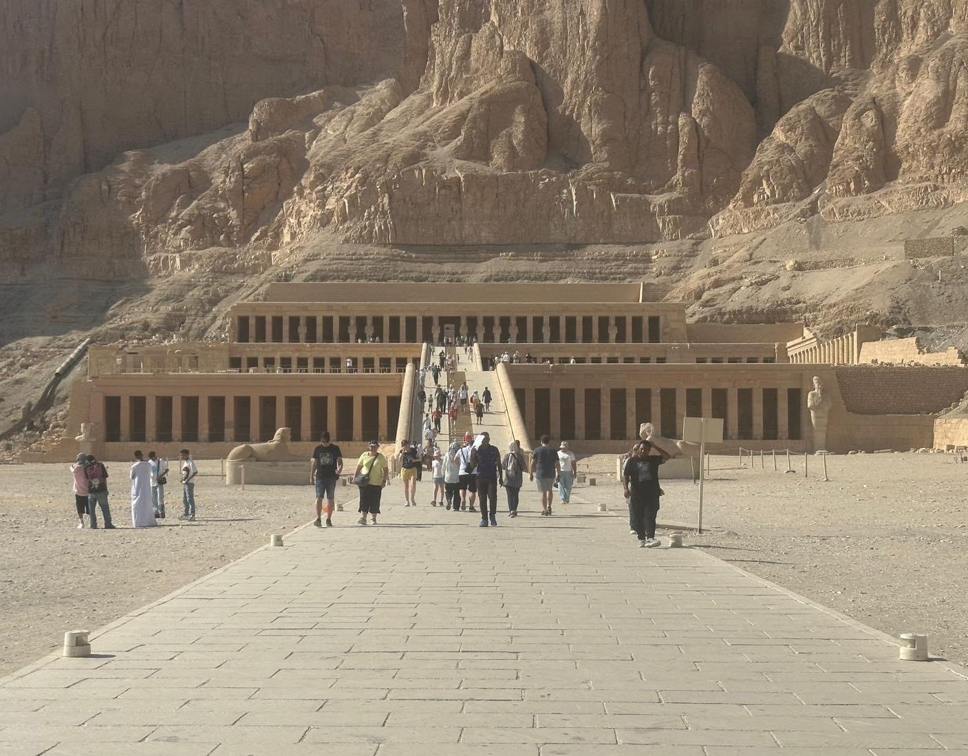 الأفواج السياحية خلال زيارتهم لمعبد الملكة حتشبسوت