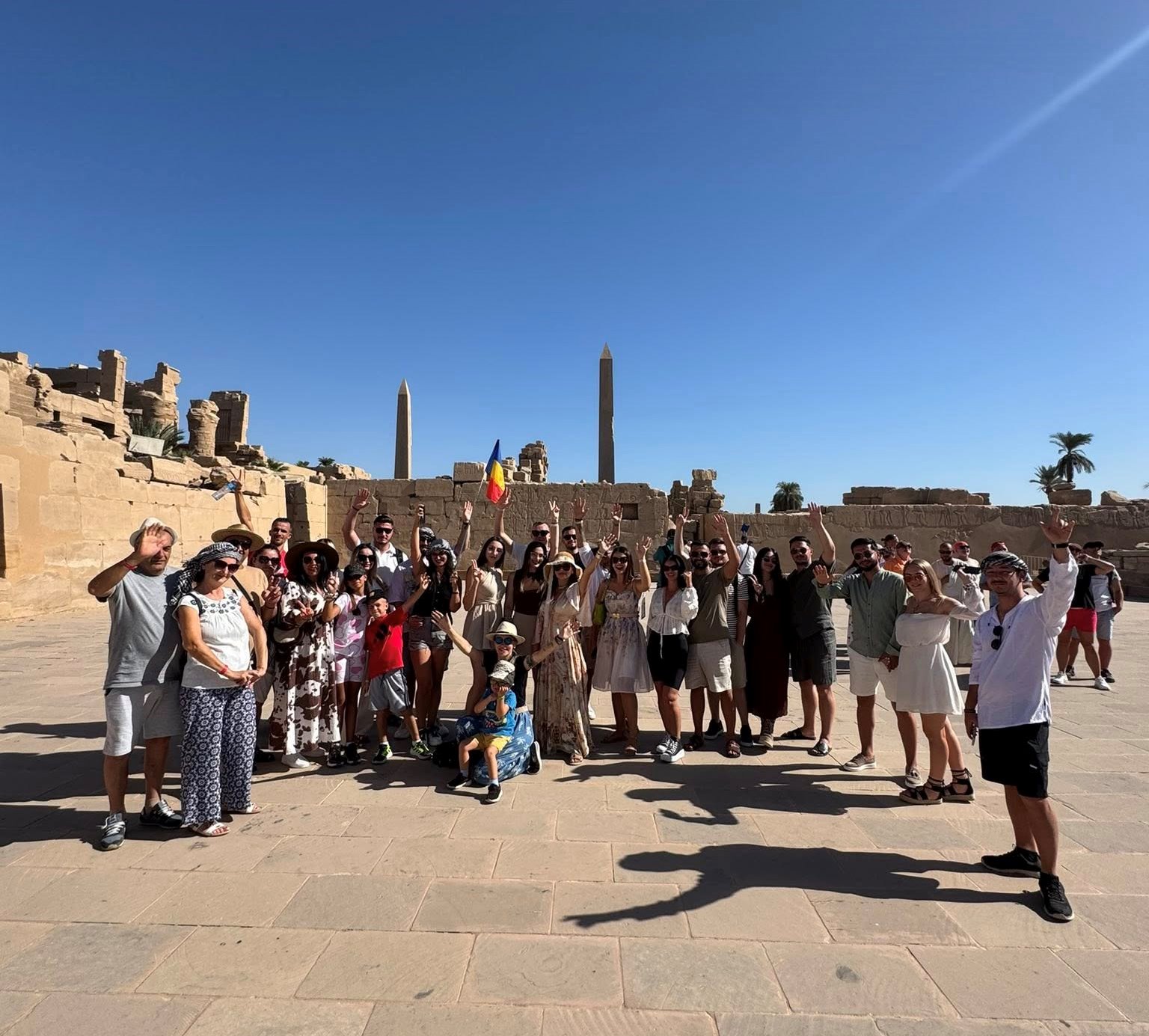 جانب من استمتاع الأفواج السياحية فى قلب معابد الكرنك