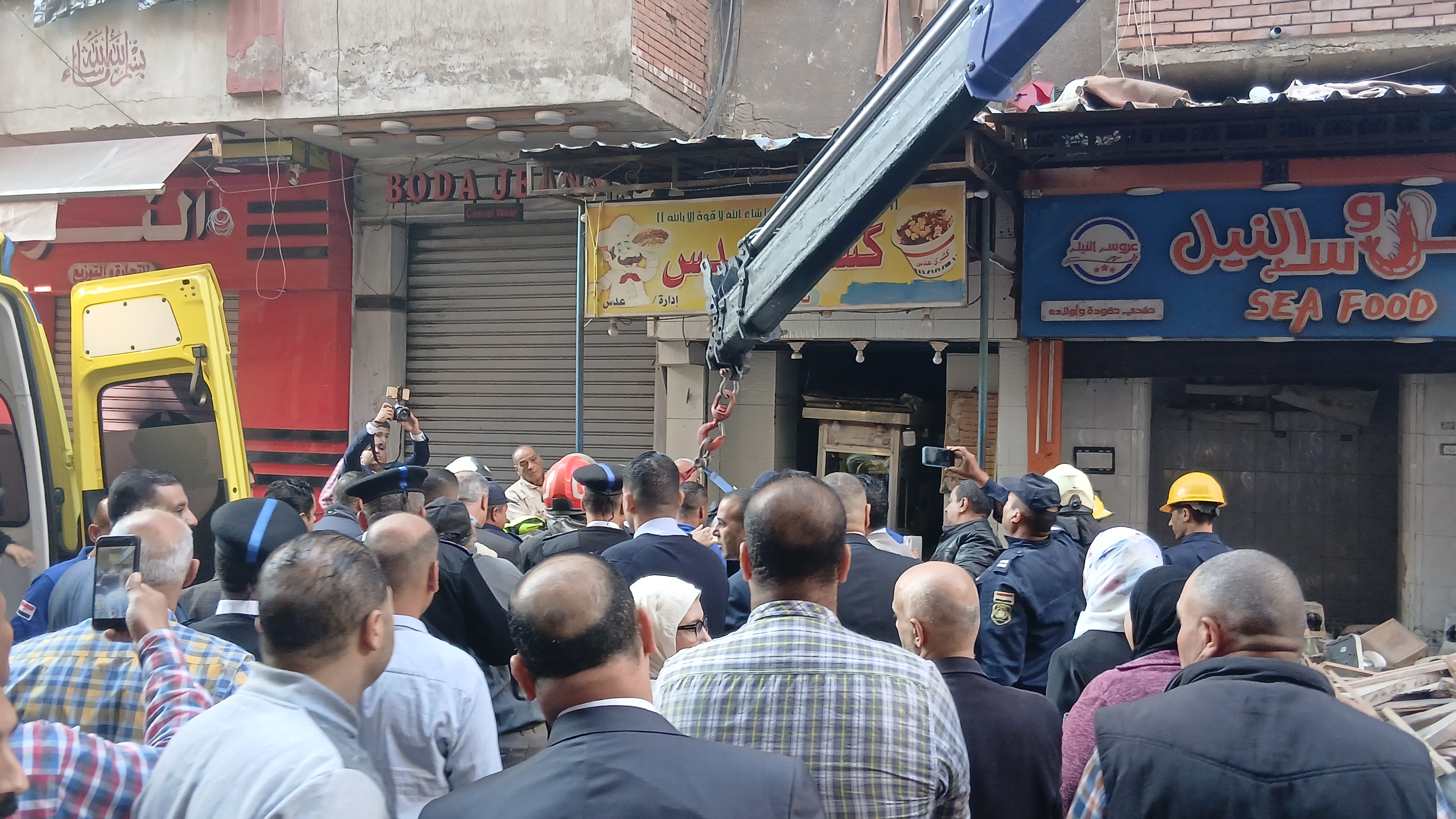 لحظة استخراج سيدة من عقار كرموز