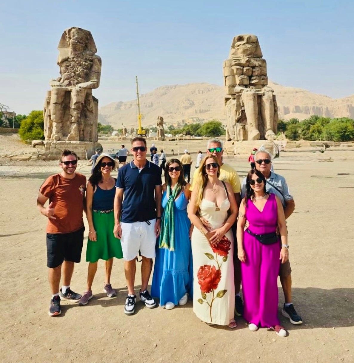 سياح العالم يستمتعون بين المعالم الأثرية شرق وغرب الأقصر