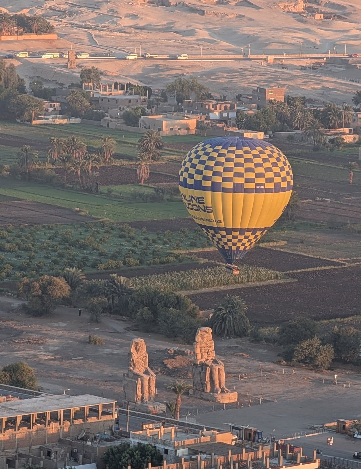 جانب من تحليق البالونات الطائرة فوق المعالم الأثرية
