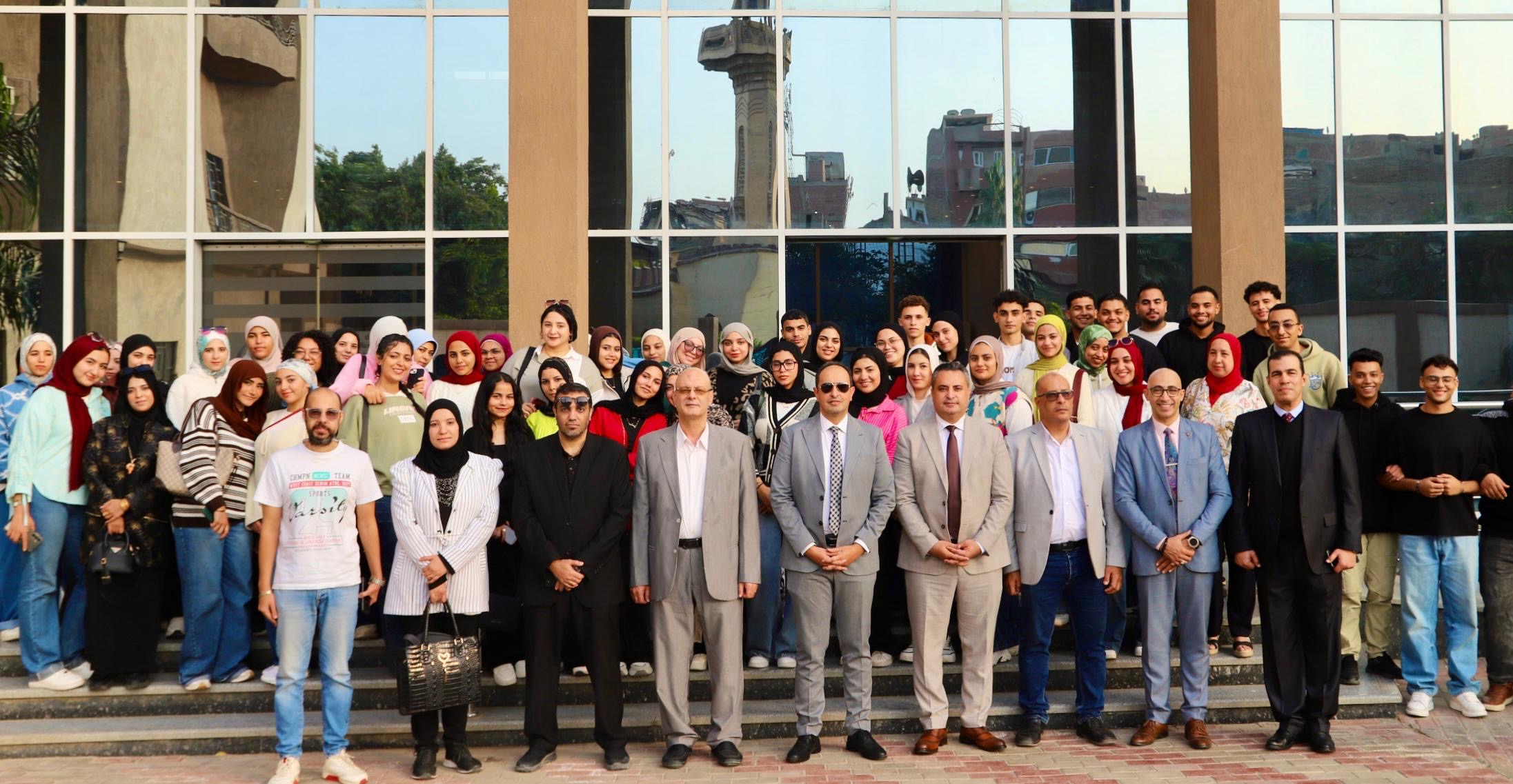 الدكتور عمرو عثمان مع الطلاب الملتحقين بالليسانس المتخصص علم نفس الإدمان والأساليب العلاجية